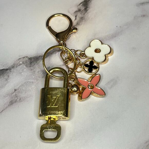 Louis Vuitton Lock & Key Set #319 with a Floral Charm Keychain - Picture 8 of 8